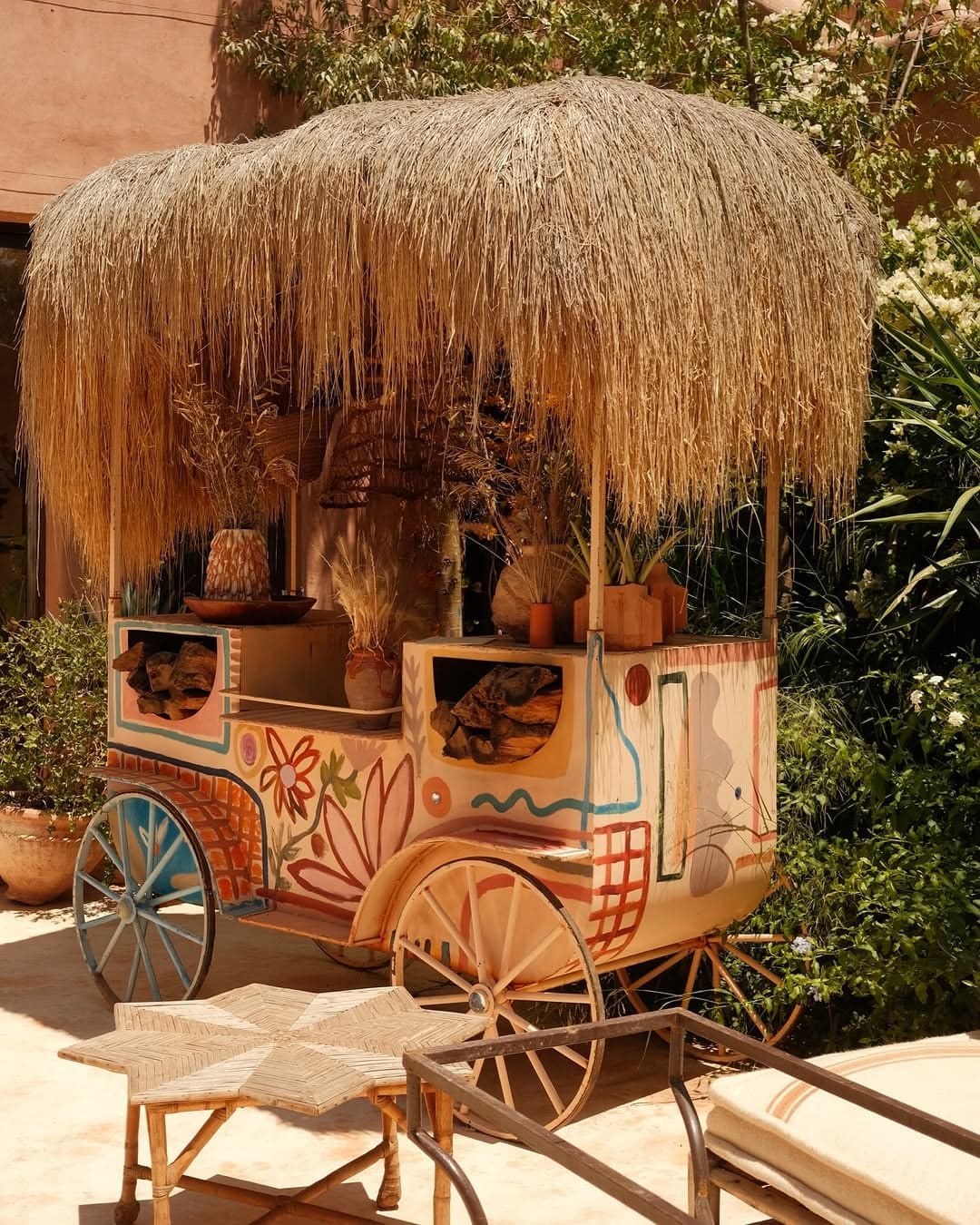 The hand-painted orange-juice cart from LRNCE - Credit to Nikos Antoniou (@morosus)